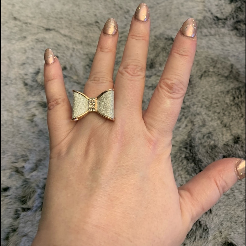 VINTAGE GUESS WHITE BOW RING. ONE SIZE FITS ALL! - Picture 3 of 6